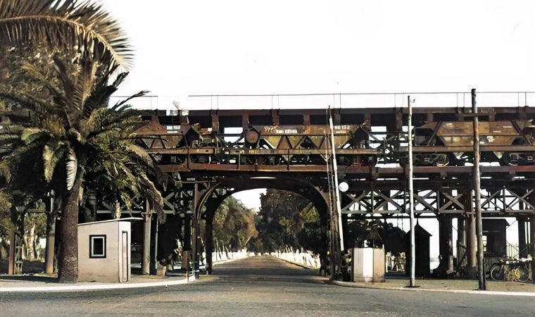 El muelle cargadero de mineral antes de la eliminación del tramo sobre la calzada