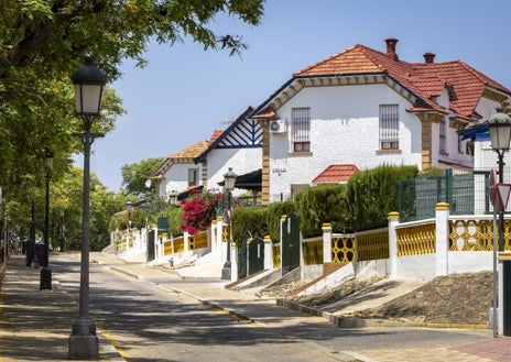 Imagen secundaria 1 - El acceso principal y algunos rincones del barrio sí han experimentado mejoras en los últimos años