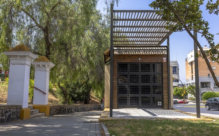 Imagen principal - Para los vecinos, los kioscos situados en algunos de los accesos y los problemas de aparcamiento y circulación son retos a solucionar