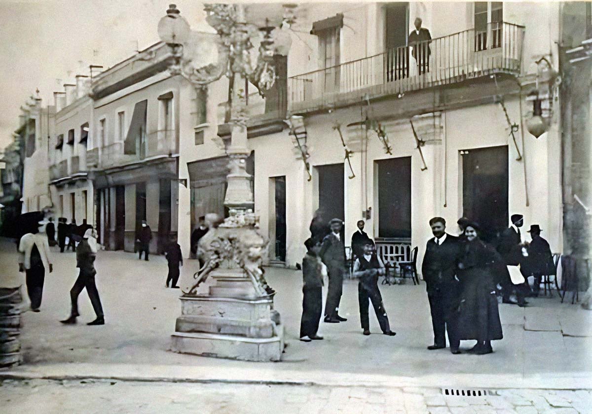 Imagen histórica de la farola en su emplazamiento original antes su primer traslado en 1911