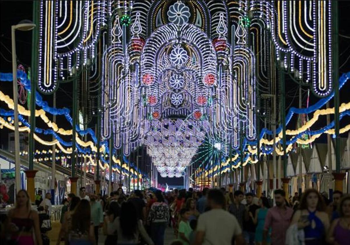 Una de las calles de casetas en las Fiestas Colombinas de Huelva