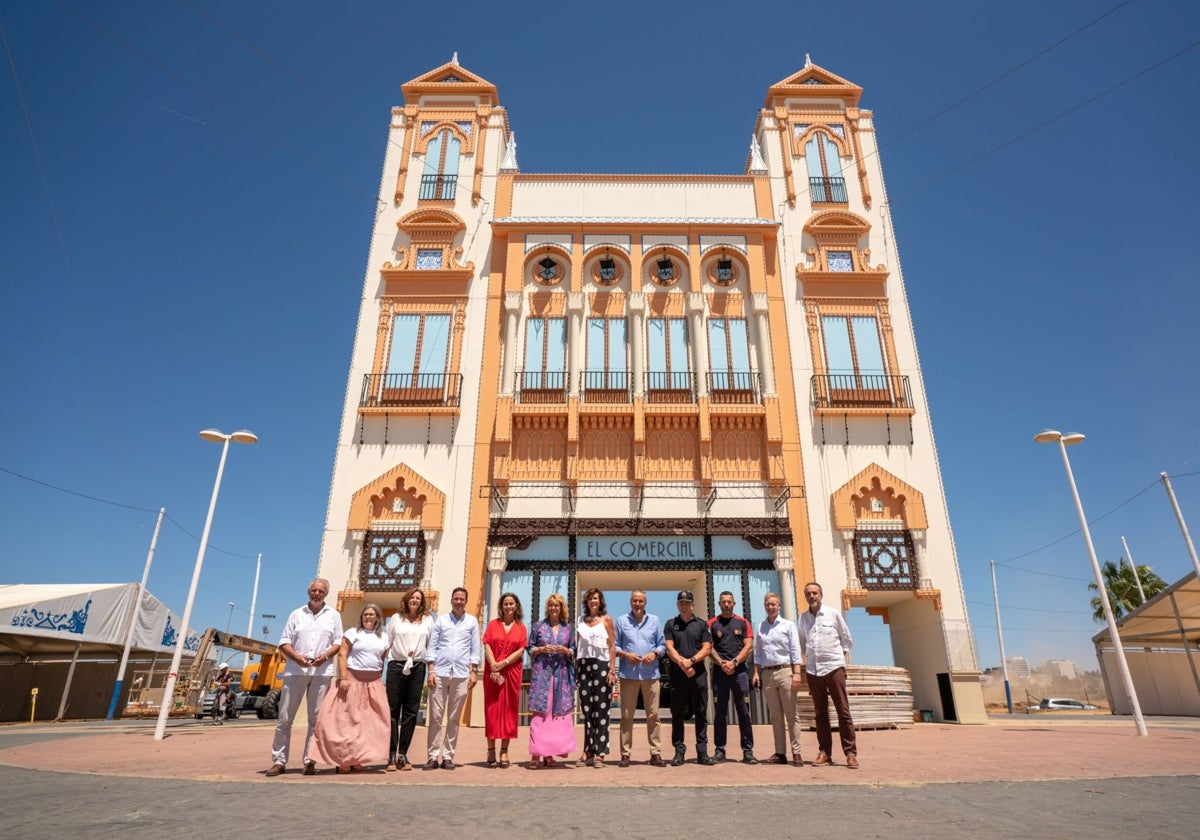 La alcaldesa de Huelva y otros representantes municipales, junto a la portada de las Colombinas 2025