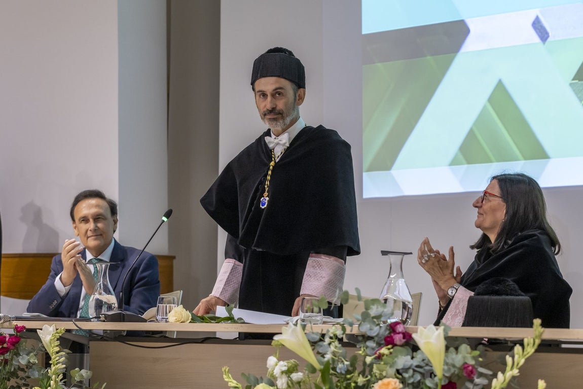 La investidura de José Rodríguez como rector de la Universidad de Huelva, en imágenes