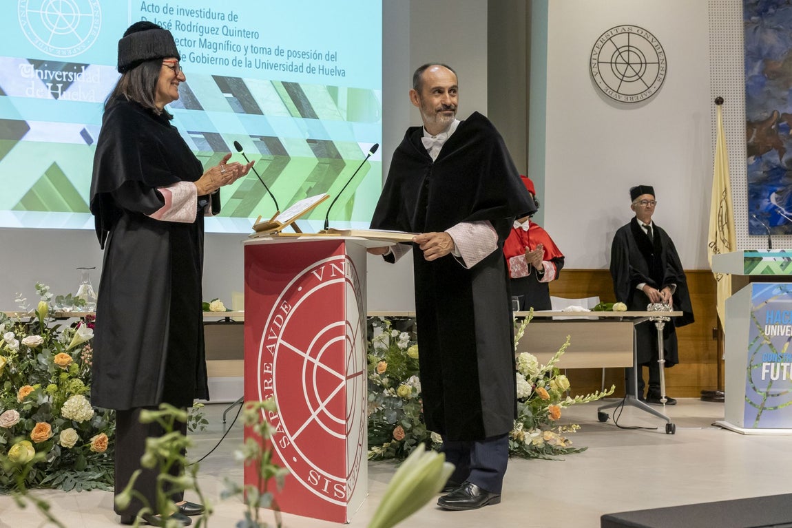 La investidura de José Rodríguez como rector de la Universidad de Huelva, en imágenes