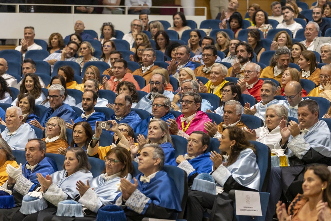 La investidura de José Rodríguez como rector de la Universidad de Huelva, en imágenes