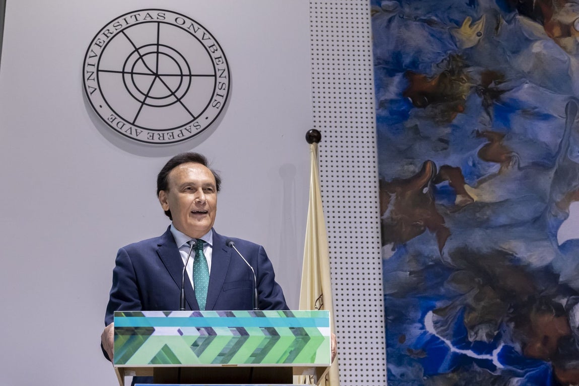 La investidura de José Rodríguez como rector de la Universidad de Huelva, en imágenes