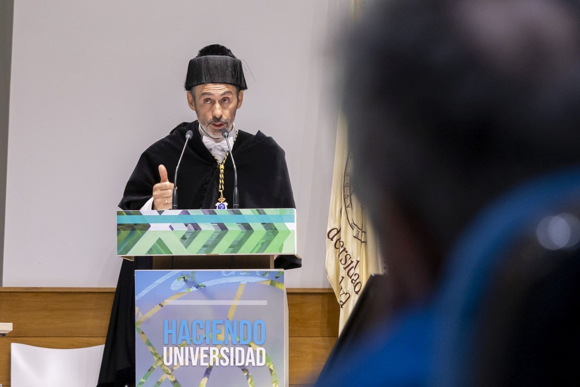 La investidura de José Rodríguez como rector de la Universidad de Huelva, en imágenes