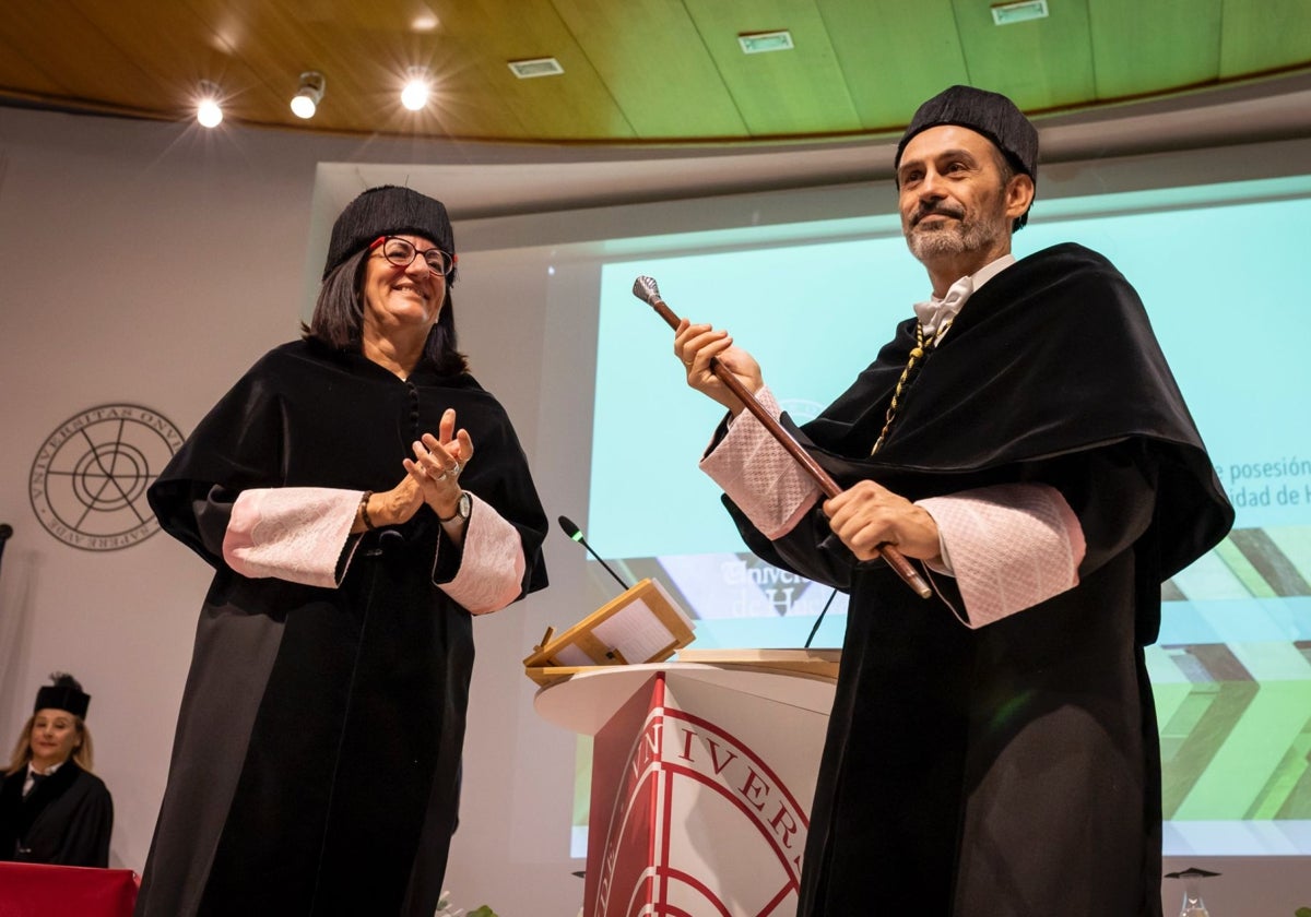María Antonia Peña y José Rodríguez, en la investidura de éste como rector de la Universidad de Huelva