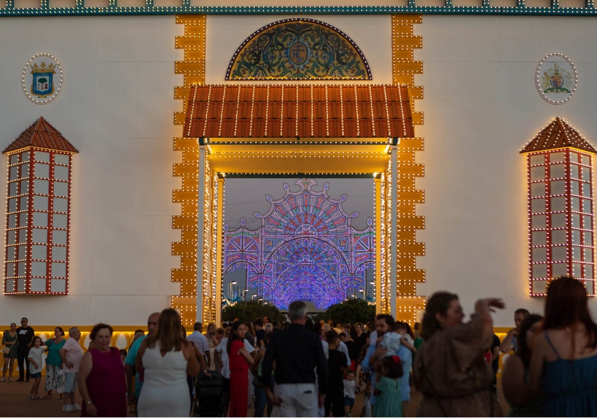 Personas frente a la portada de las Fiestas Colombinas en una imagen de archivo