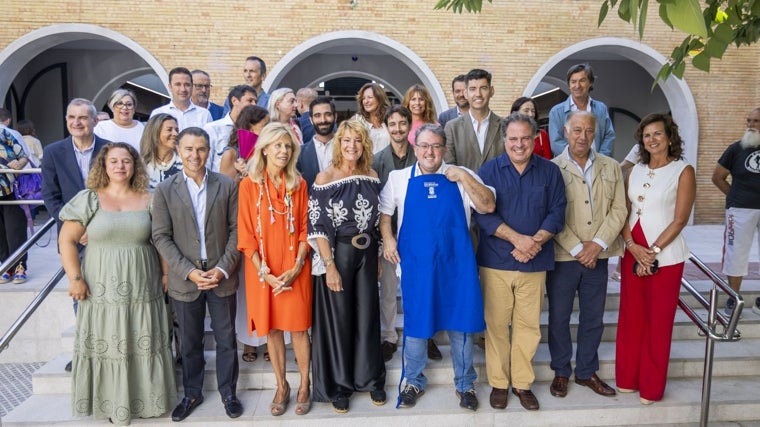 Autoridades en la reapertura del mercado