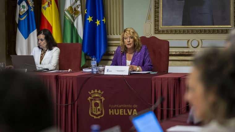 La alcaldesa, Pilar Miranda, en el pleno del Ayuntamiento de Huelva