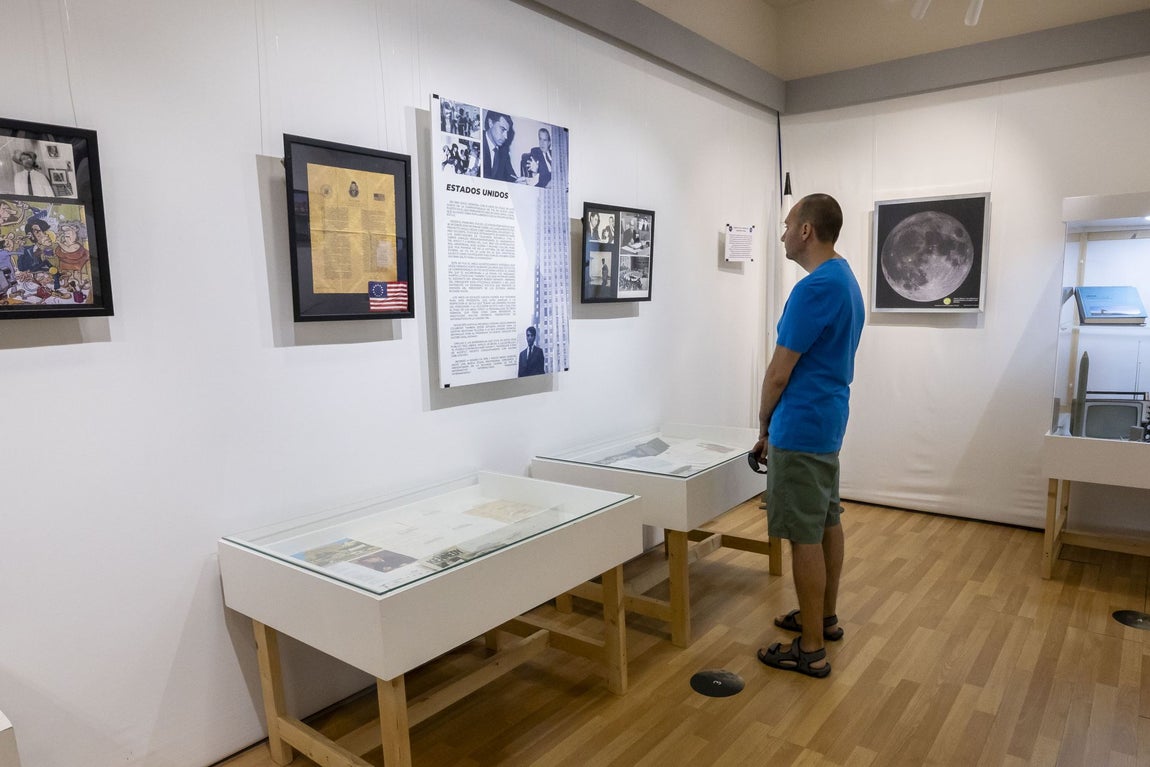 La exposición 'Hermida. De Huelva a la Luna', en imágenes
