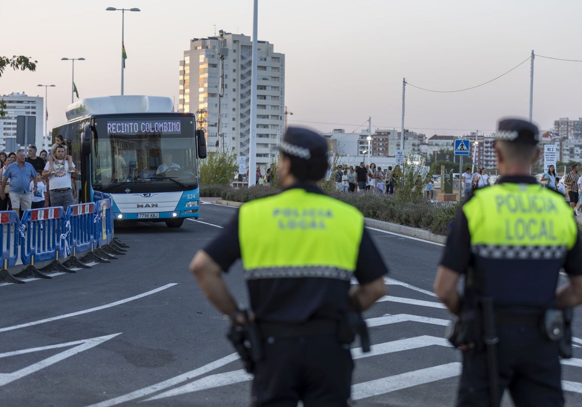 Agentes desplegados en el recinto colombino
