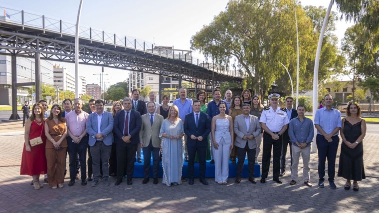 Foto de familia de las autoridades en la reinauguración del Muelle del Tinto