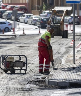 Imagen secundaria 2 - Comienza en La Orden un plan de asfaltado que llegará a 12 barrios de Huelva en las próximas 9 semanas