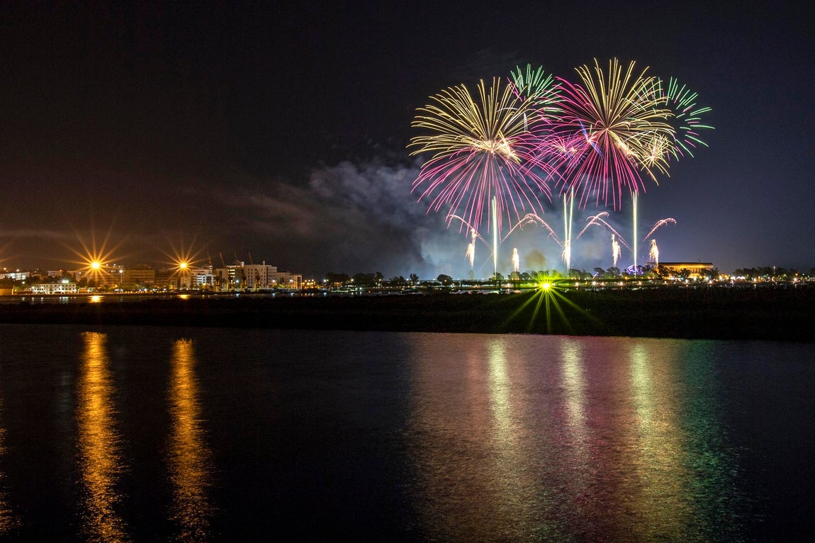 El espectáculo de fuegos artificiales que cerró las Colombinas, en imágenes