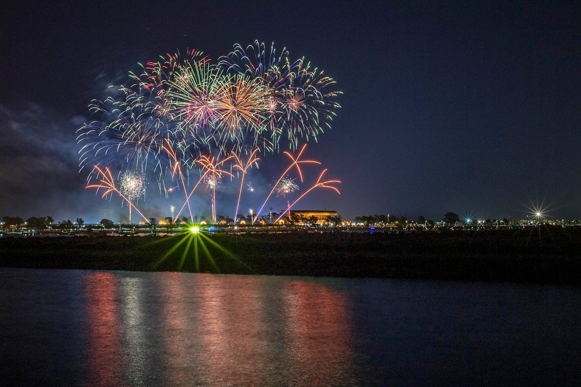 El espectáculo de fuegos artificiales que cerró las Colombinas, en imágenes