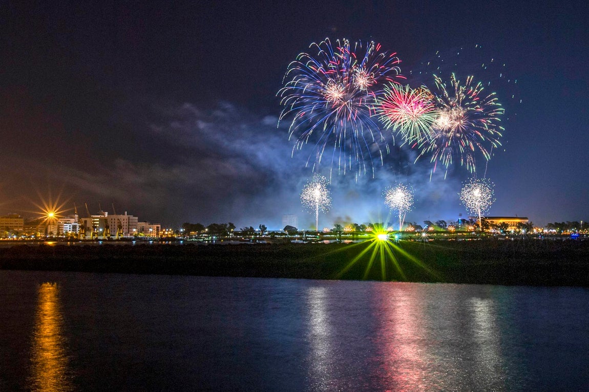 El espectáculo de fuegos artificiales que cerró las Colombinas, en imágenes