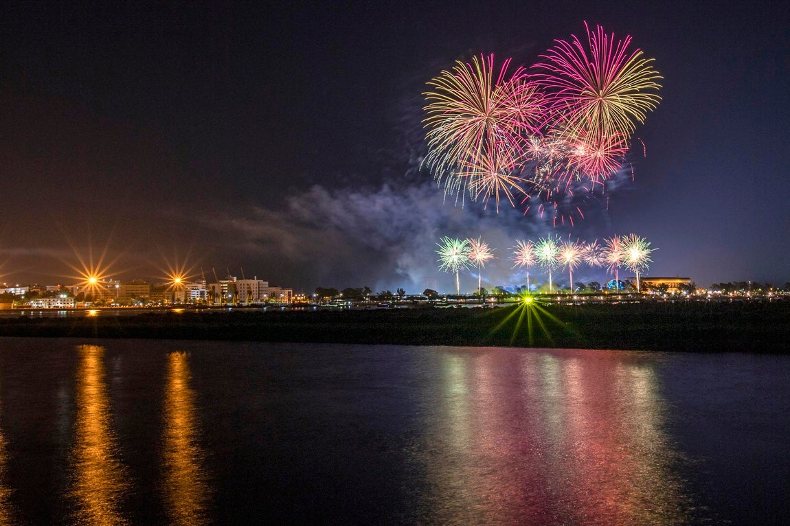 El espectáculo de fuegos artificiales que cerró las Colombinas, en imágenes