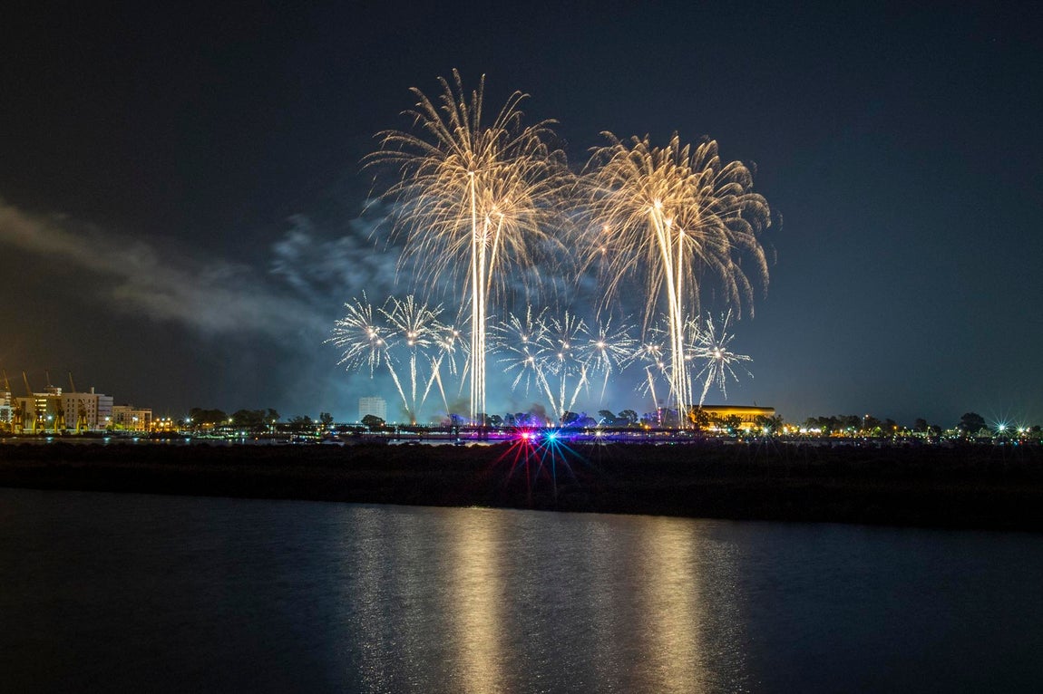 El espectáculo de fuegos artificiales que cerró las Colombinas, en imágenes