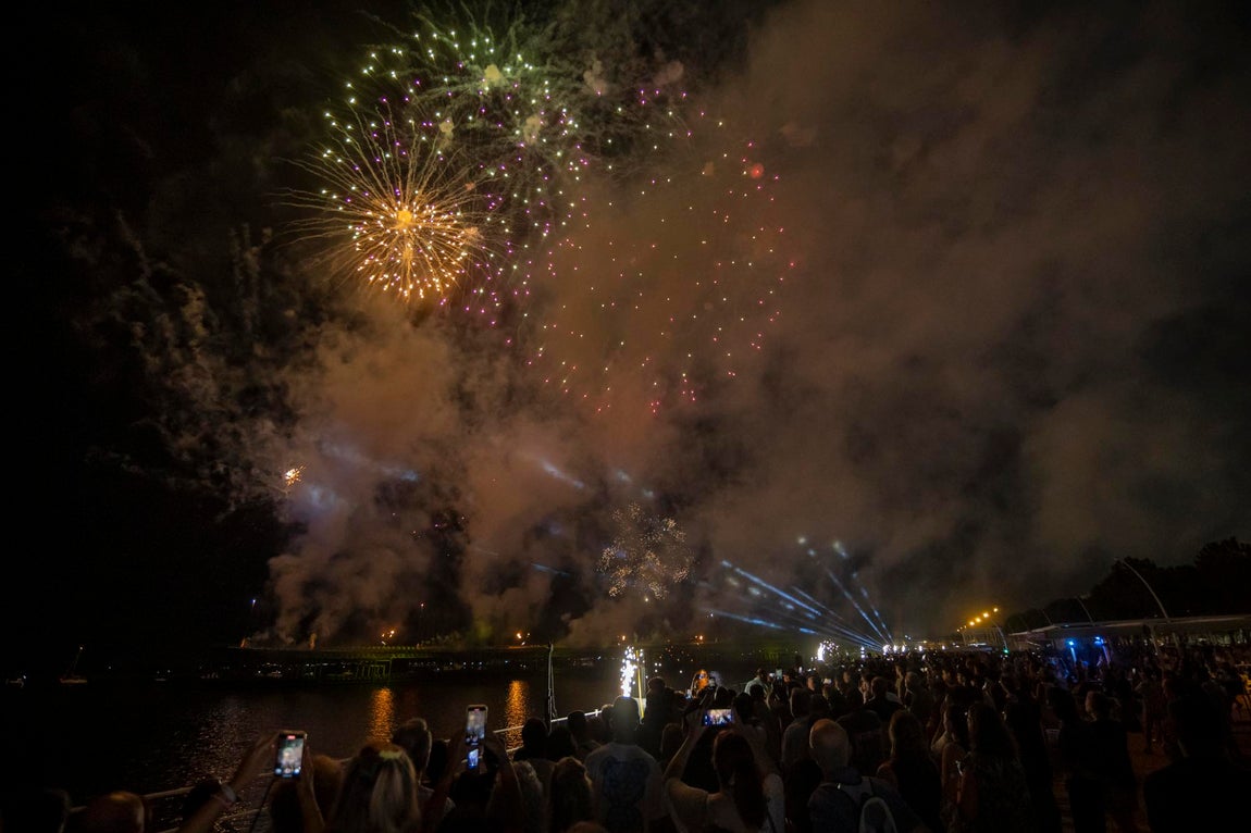 El espectáculo de fuegos artificiales que cerró las Colombinas, en imágenes
