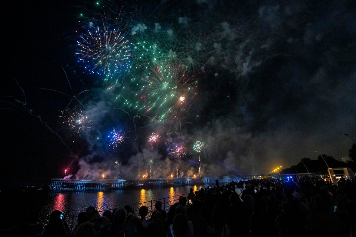 El espectáculo de fuegos artificiales que cerró las Colombinas, en imágenes