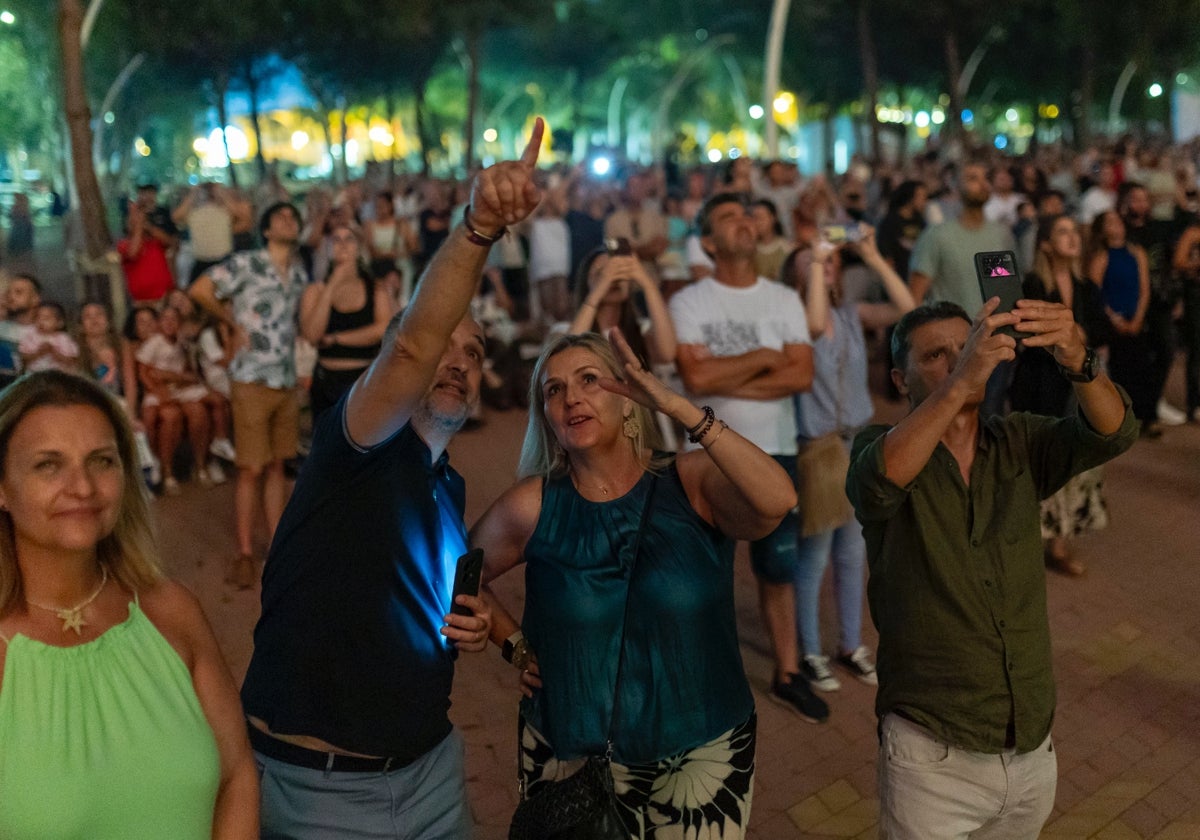 Onubenses y visitantes, siguiendo los fuegos artificiales que cierran las Fiestas Colombinas