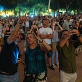 Onubenses y visitantes, siguiendo los fuegos artificiales que cierran las Fiestas Colombinas