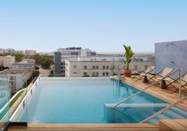 La piscina infinita que esconde este hotel de Huelva en su azotea con vistas a la capital