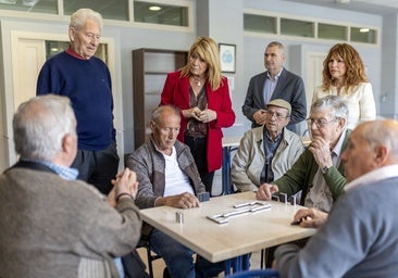 La alcaldesa y dos de sus concejales, con varios mayores