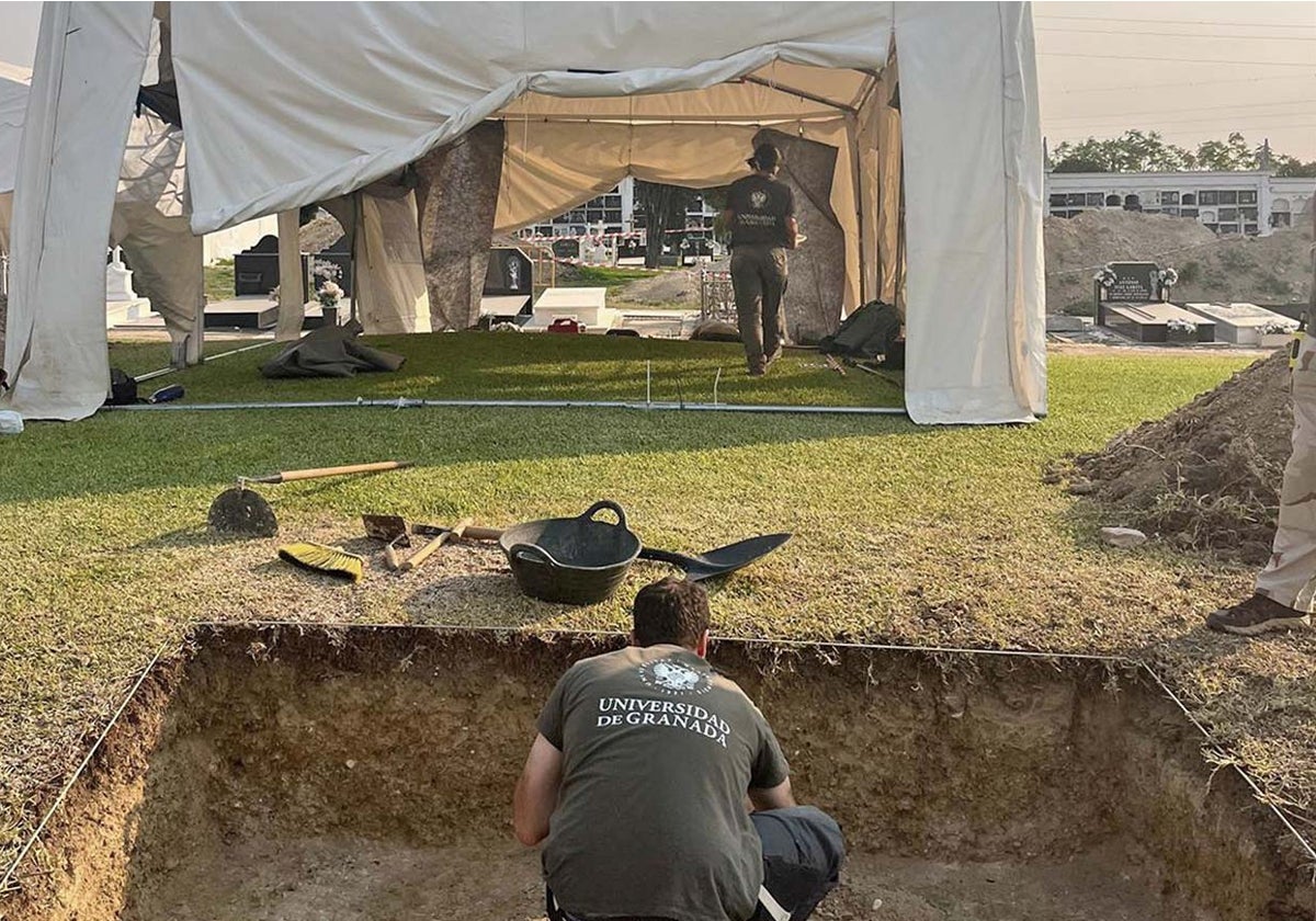 Una de las fosas abiertas en el cementerio de la capital