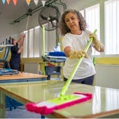 Trabajos de limpieza en un colegio de Huelva