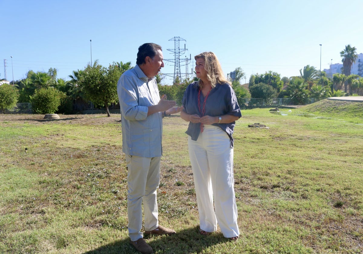 Los 'populares' Manuel Andrés González y Berta Centeno, en los terrenos que ocupará el Materno Infantil