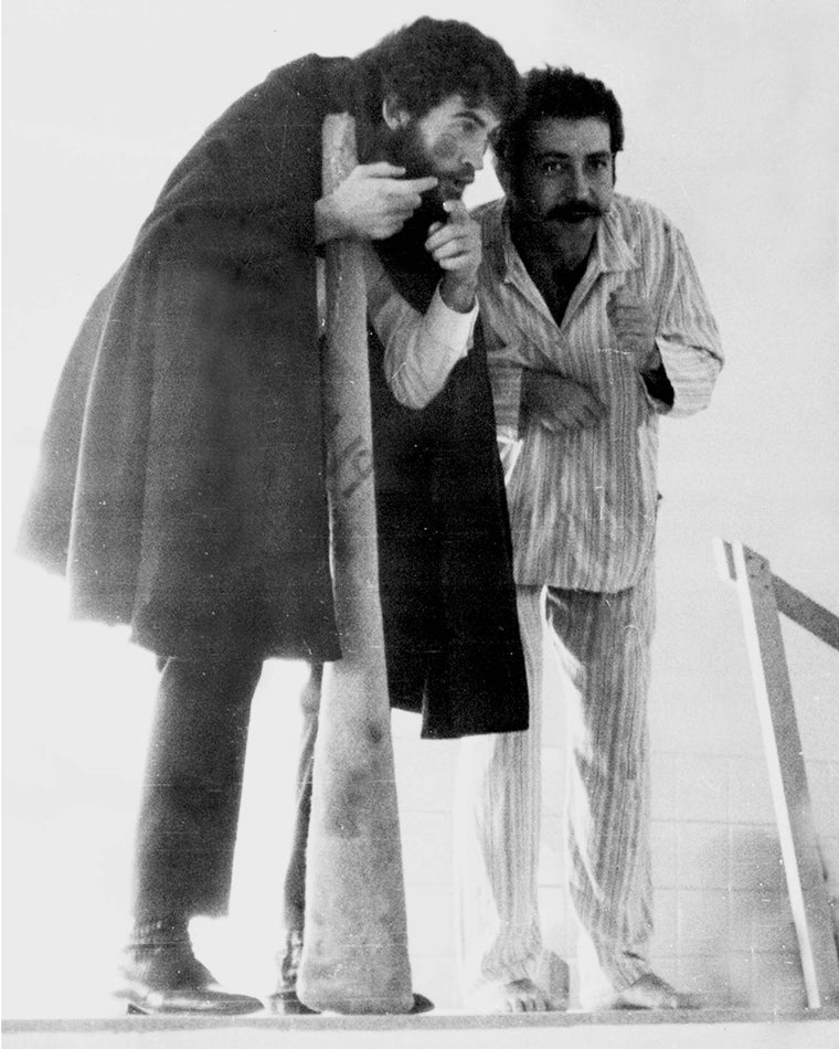 José María, a la derecha, junto a Ángel Corpa, representan 'El retablillo de Don Cristóbal' en el antiguo hospital psiquiátrico