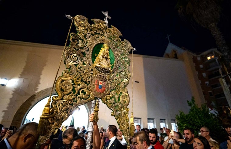 El Simpecado entrando en la Parroquia de San Rafael