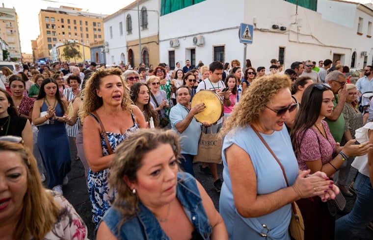 Entre cantes avanzaba la carroza en su traslado