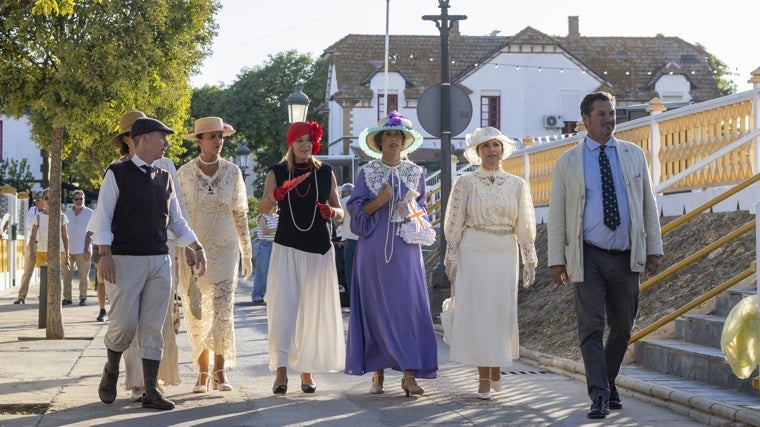 Las autoridades paseando por el Barrio Reina Victoria con trajes de la etapa británica en Huelva