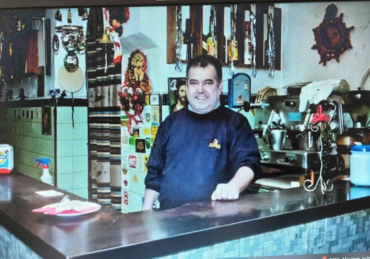 Antonio Postigo Castellano 'Chichaque', tras la barra del Bar Marina