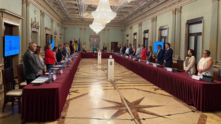 El pleno guardando un minuto de silencio