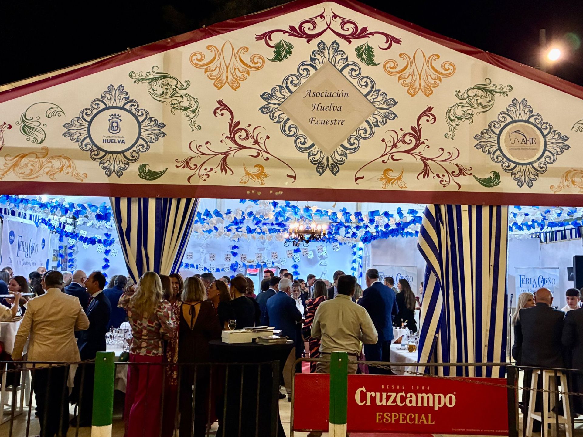 La cena del choquito frito en la Feria del Caballo de Huelva, en imágenes