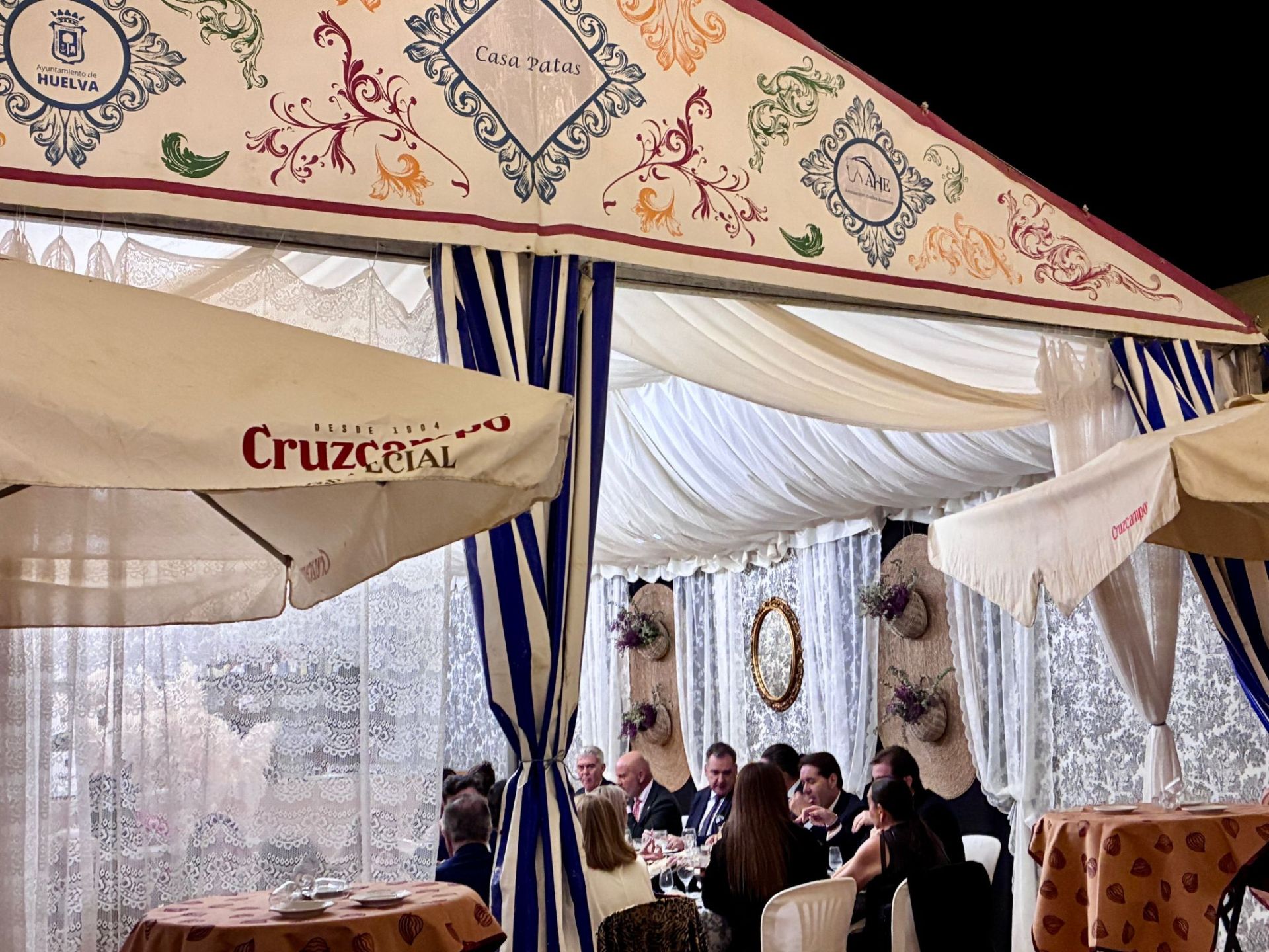 La cena del choquito frito en la Feria del Caballo de Huelva, en imágenes