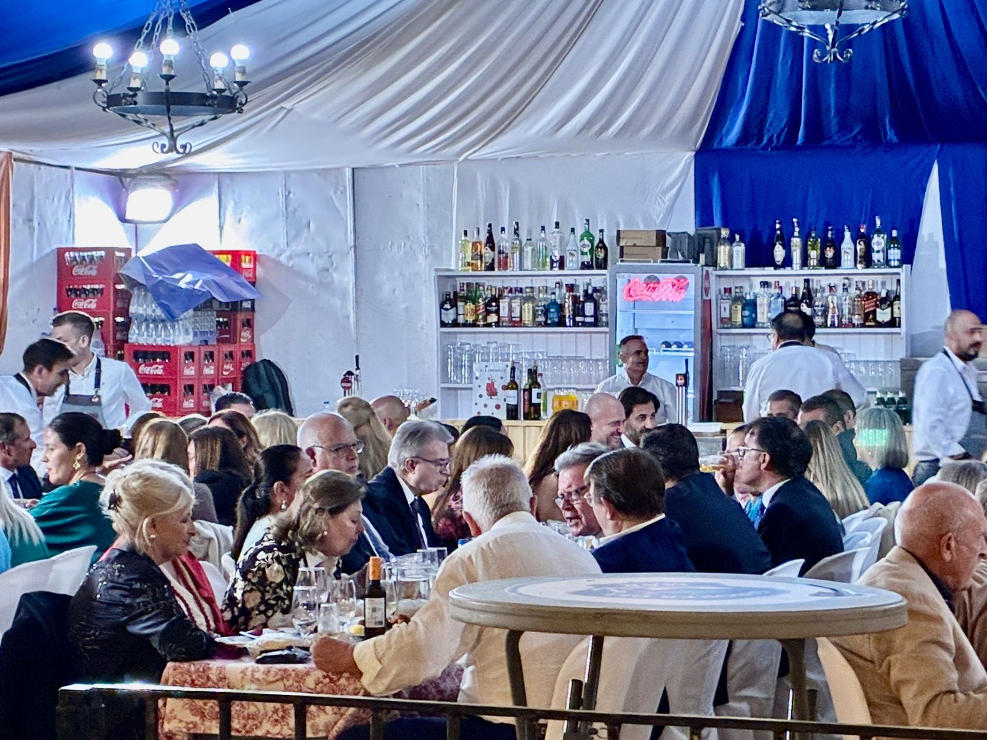 La cena del choquito frito en la Feria del Caballo de Huelva, en imágenes