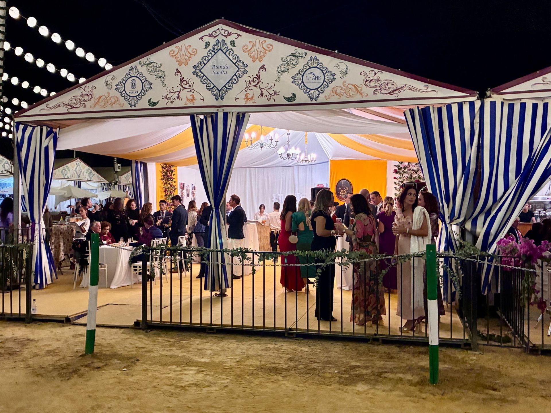 La cena del choquito frito en la Feria del Caballo de Huelva, en imágenes