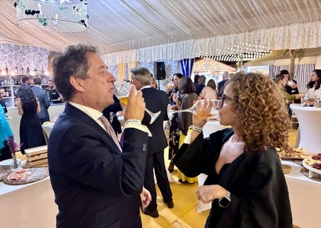 Imagen secundaria 1 - El arranque de la Feria del Caballo de Huelva sabe a choquito frito: «Cada año va a más»