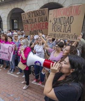 Imagen secundaria 2 - Centenares de personas se han reunido este jueves en las calles del centro de Huelva para reclamar soluciones a los problemas detectados en el diagnóstico del cáncer de mama