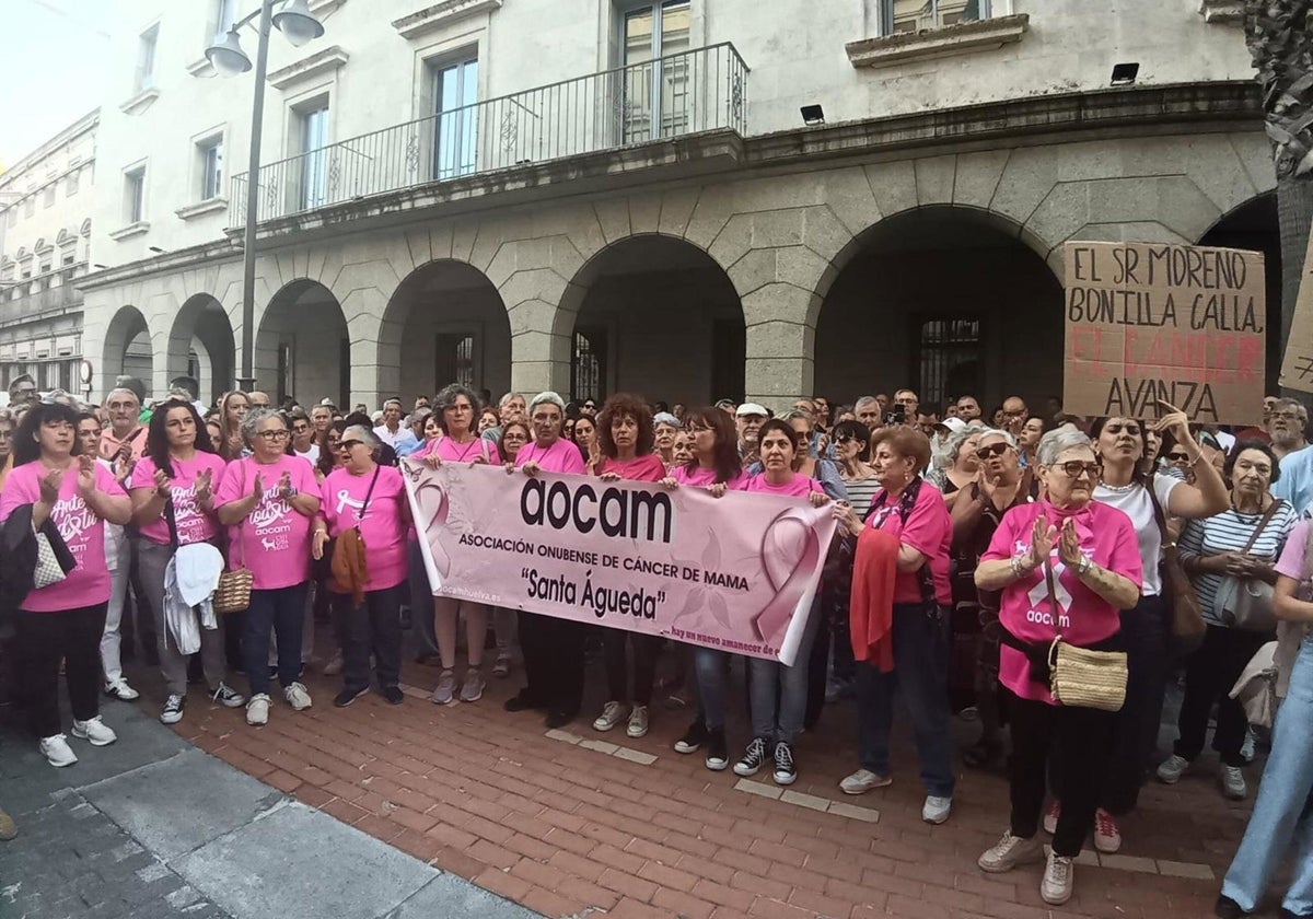 Un momento de la protesta celebrada en la Gran Vía de Huelva