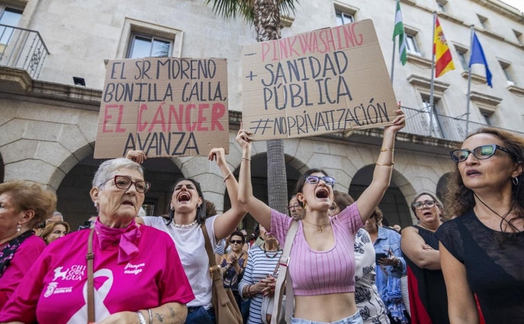 Imagen principal - Centenares de personas se han reunido este jueves en las calles del centro de Huelva para reclamar soluciones a los problemas detectados en el diagnóstico del cáncer de mama