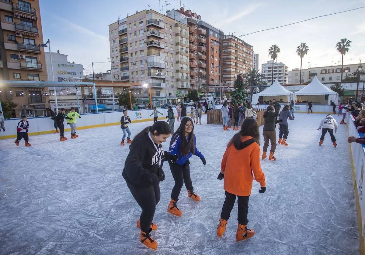 Foto de archivo de la pista de patinaje sobre hielo en la plaza del antiguo Estadio
