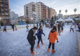 Foto de archivo de la pista de patinaje sobre hielo en la plaza del antiguo Estadio