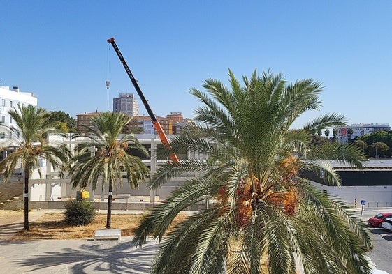 Vista de los trabajos en el parque comercial desde una de las viviendas de reciente construcción